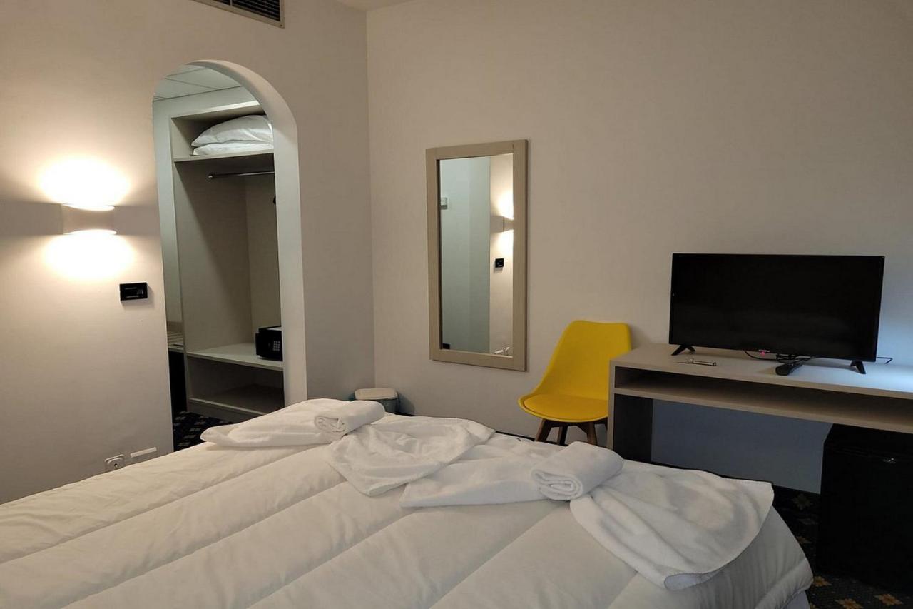 Hotel Azzano Decimo Luaran gambar
